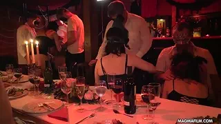 Maskierte Gesellschaft feiert wilde Orgie beim Bankett